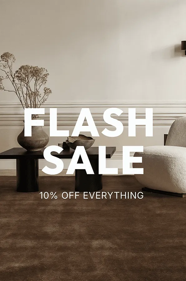 Elegante e morbido tappeto a pelo lungo nei toni caldi dell’autunno che dona al soggiorno un’atmosfera accogliente e di stile.