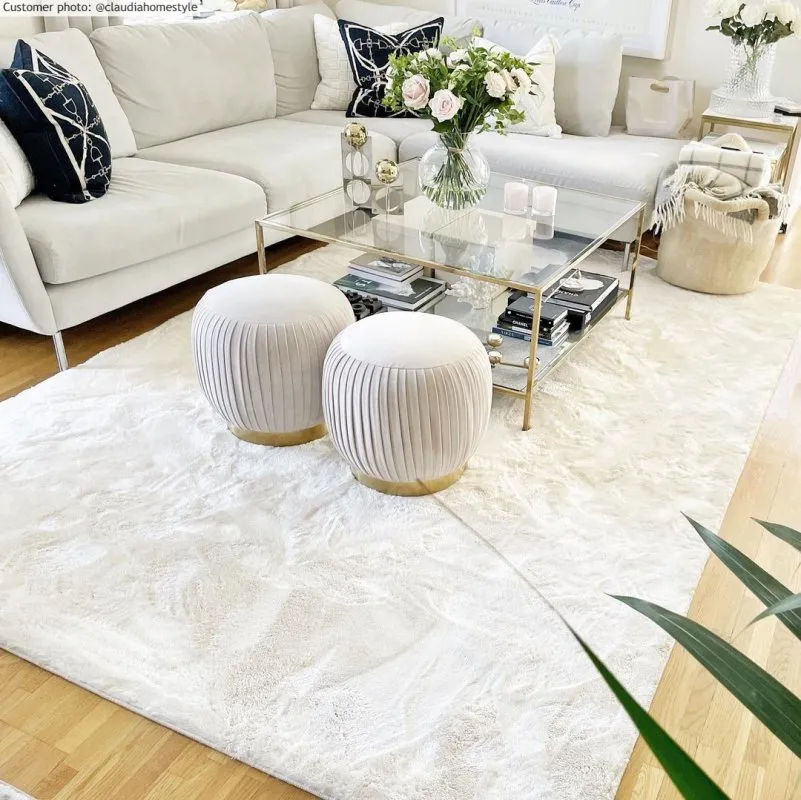 Creare-un-contrasto-tra-il-tappeto-e-un-divano-beige